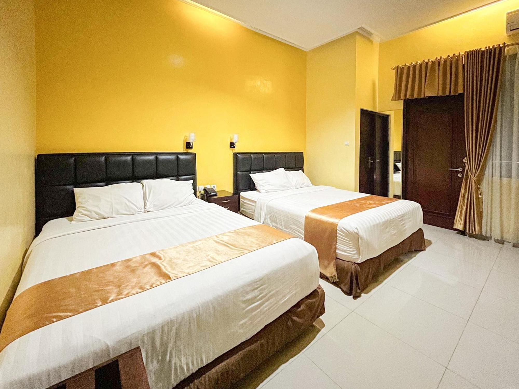 Kartika Hotel Syariah Pacitan Mitra Reddoorz ภายนอก รูปภาพ