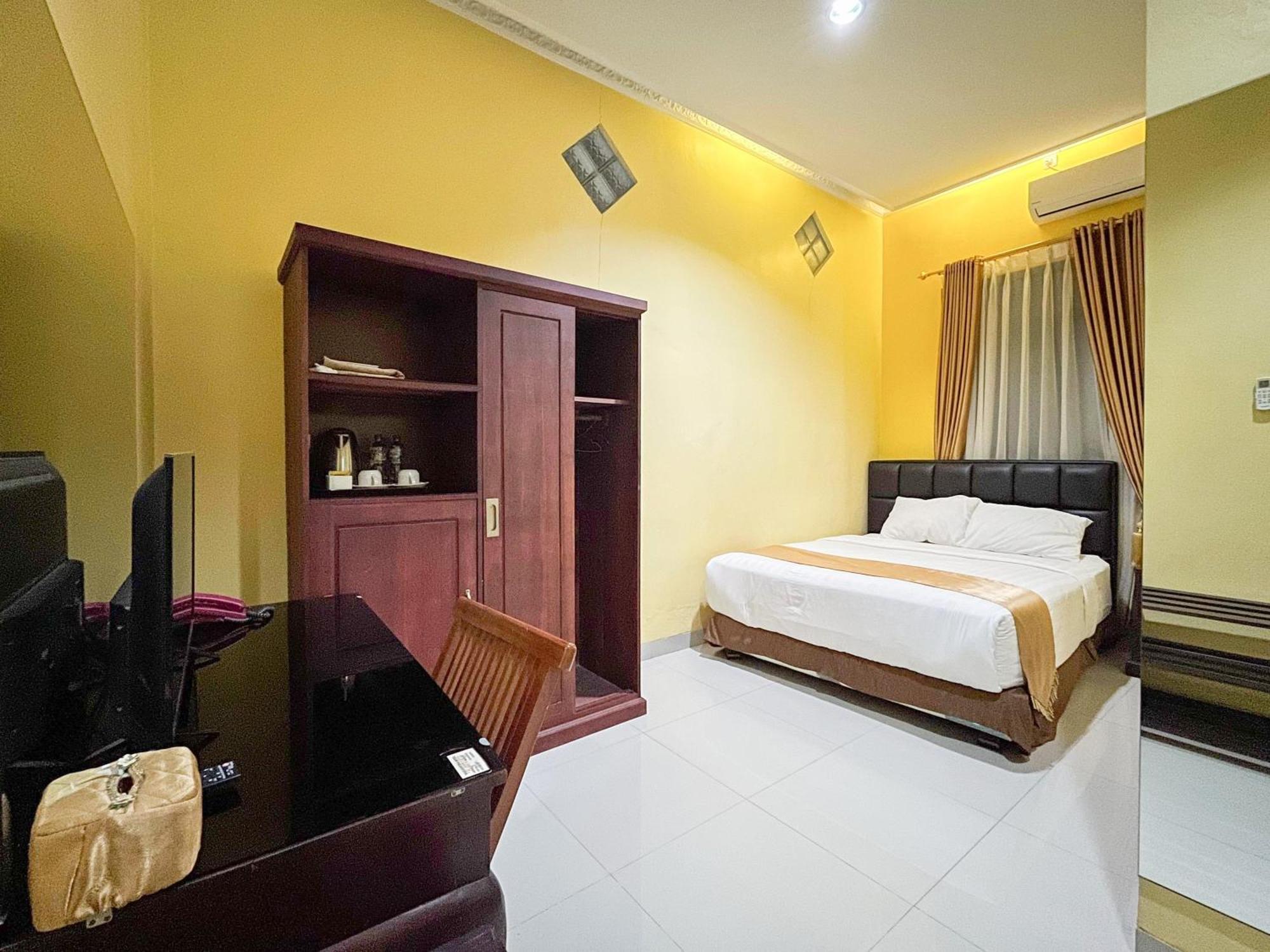 Kartika Hotel Syariah Pacitan Mitra Reddoorz ภายนอก รูปภาพ