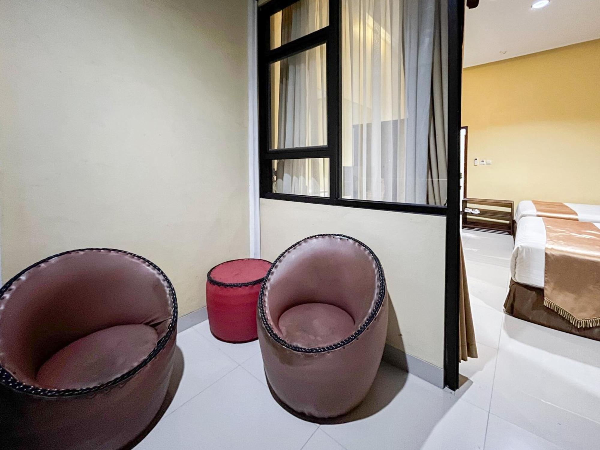 Kartika Hotel Syariah Pacitan Mitra Reddoorz ภายนอก รูปภาพ