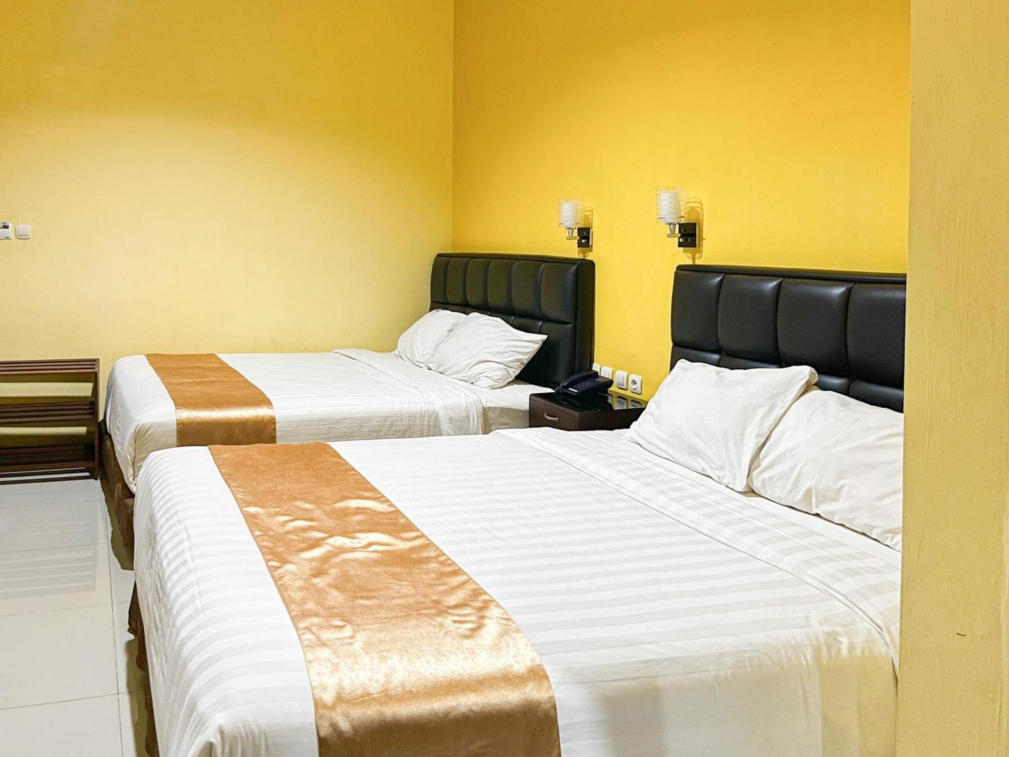 Kartika Hotel Syariah Pacitan Mitra Reddoorz ภายนอก รูปภาพ