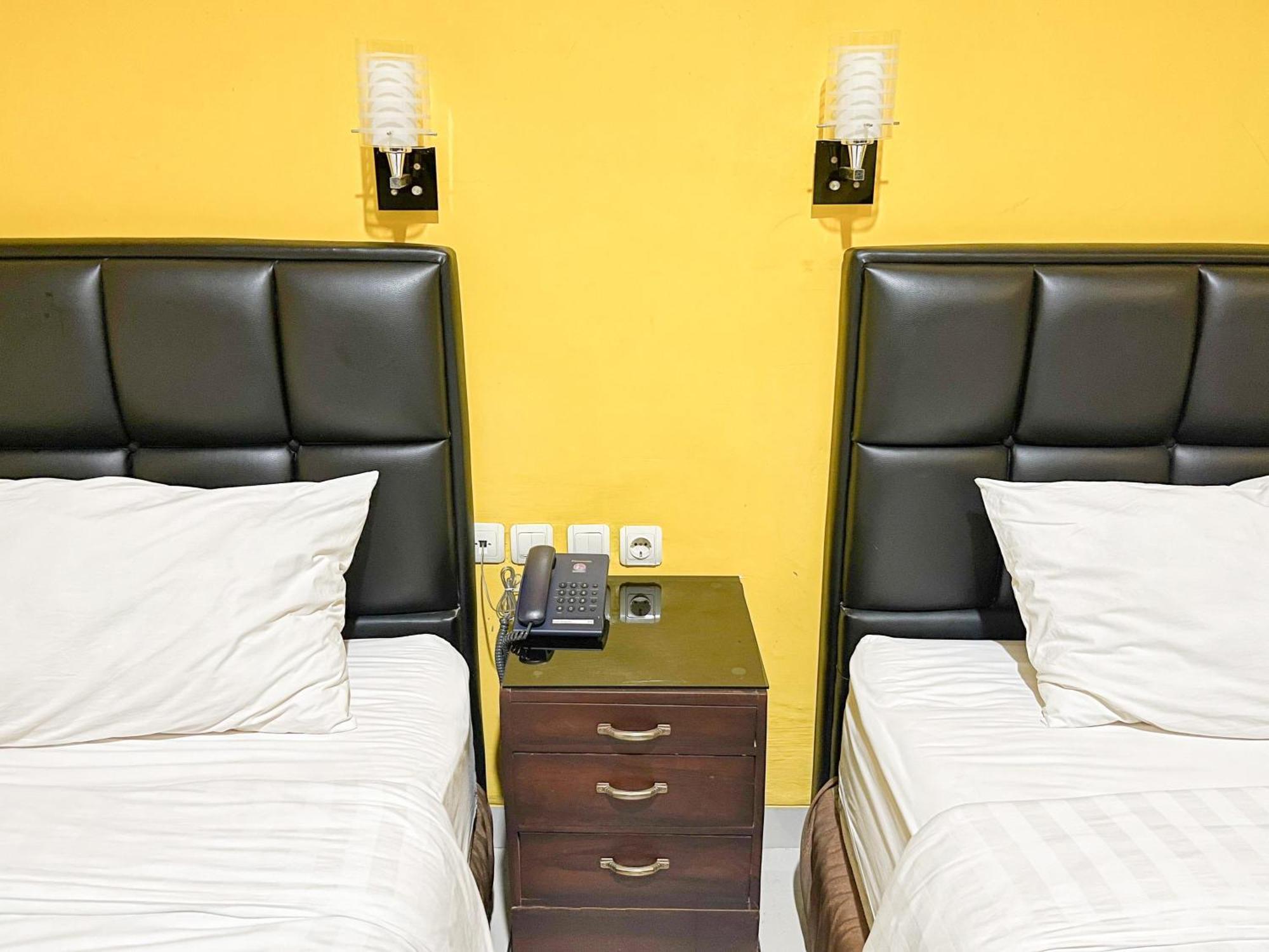 Kartika Hotel Syariah Pacitan Mitra Reddoorz ภายนอก รูปภาพ