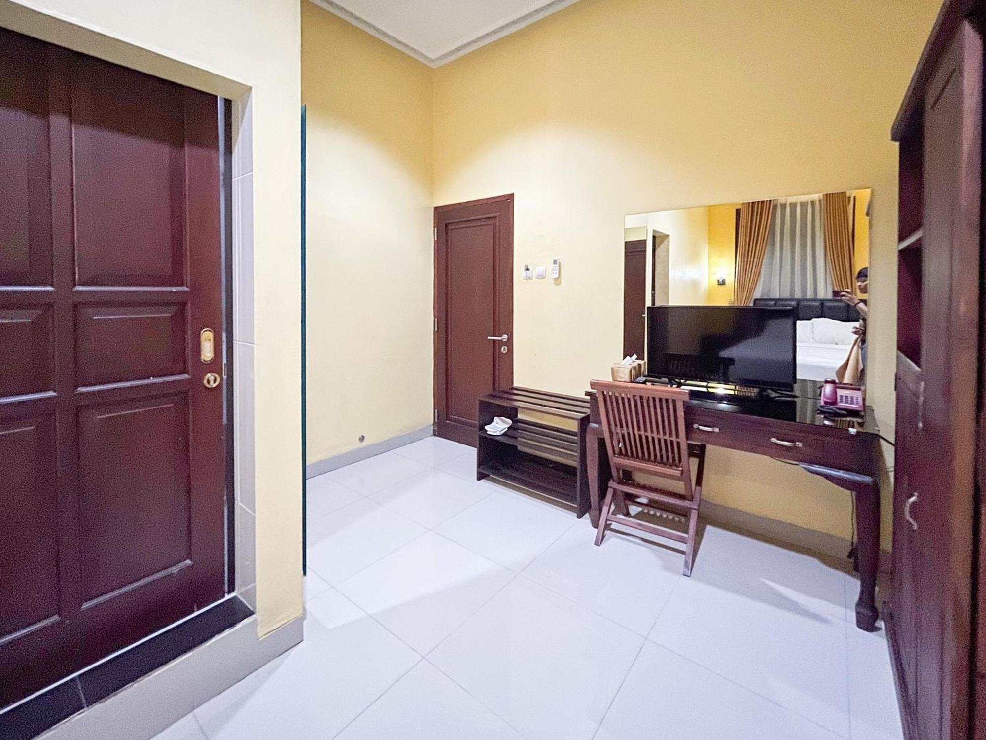 Kartika Hotel Syariah Pacitan Mitra Reddoorz ภายนอก รูปภาพ