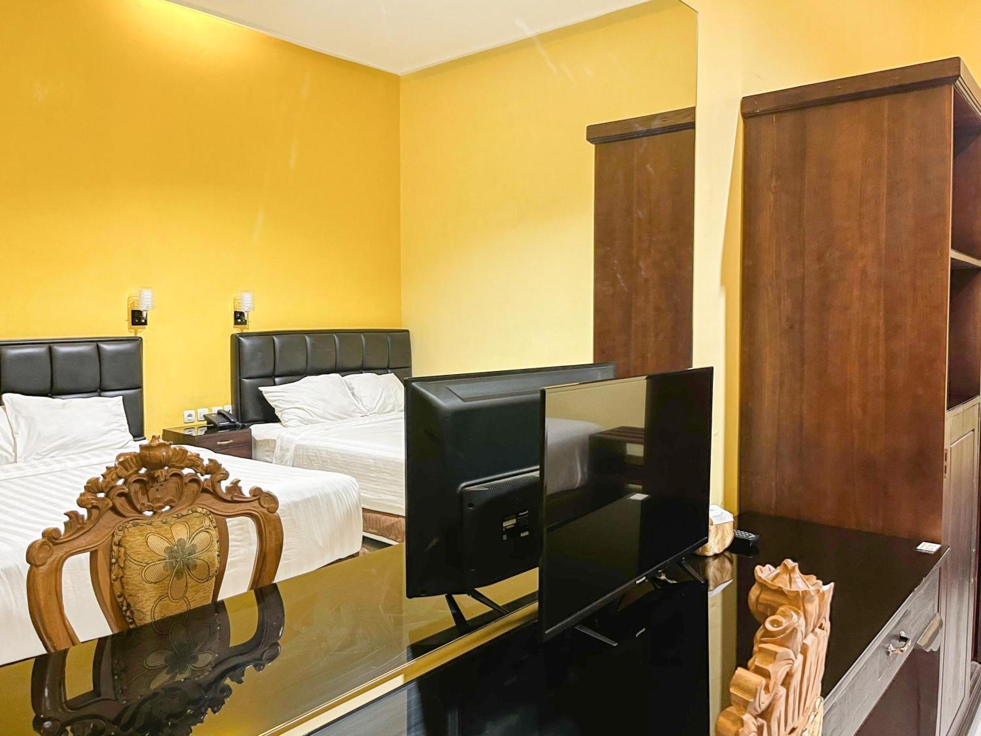 Kartika Hotel Syariah Pacitan Mitra Reddoorz ภายนอก รูปภาพ