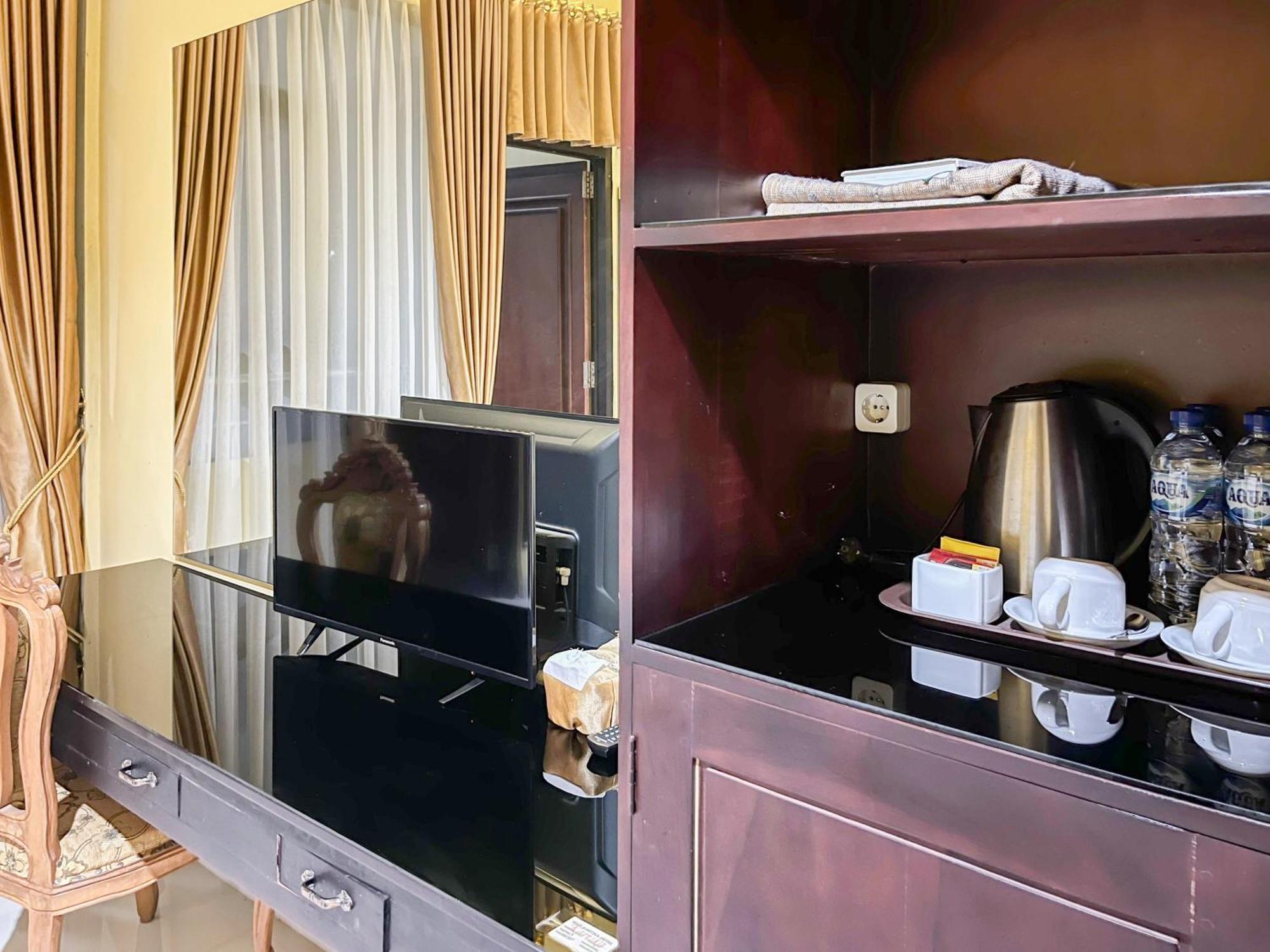Kartika Hotel Syariah Pacitan Mitra Reddoorz ภายนอก รูปภาพ
