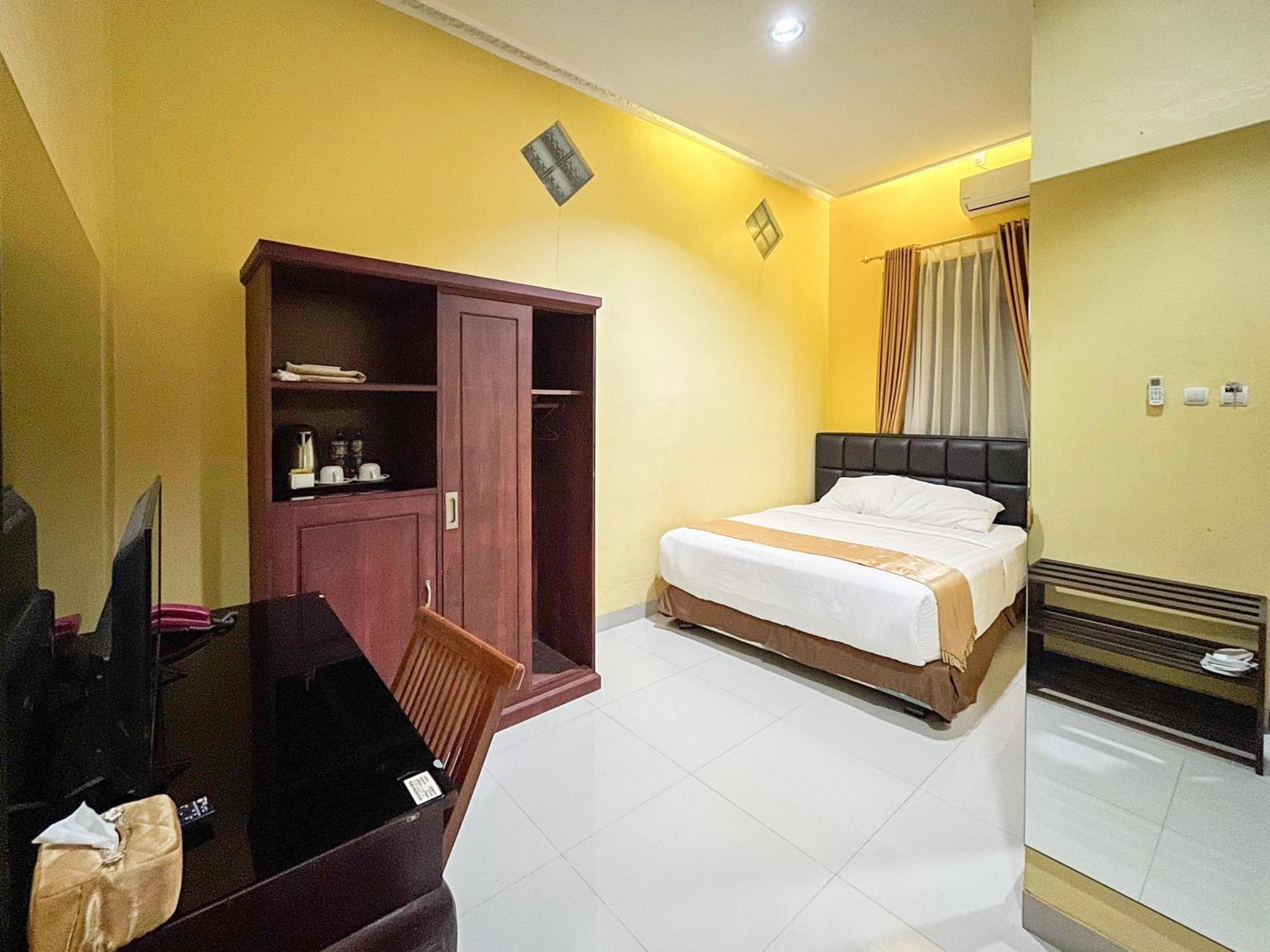 Kartika Hotel Syariah Pacitan Mitra Reddoorz ภายนอก รูปภาพ
