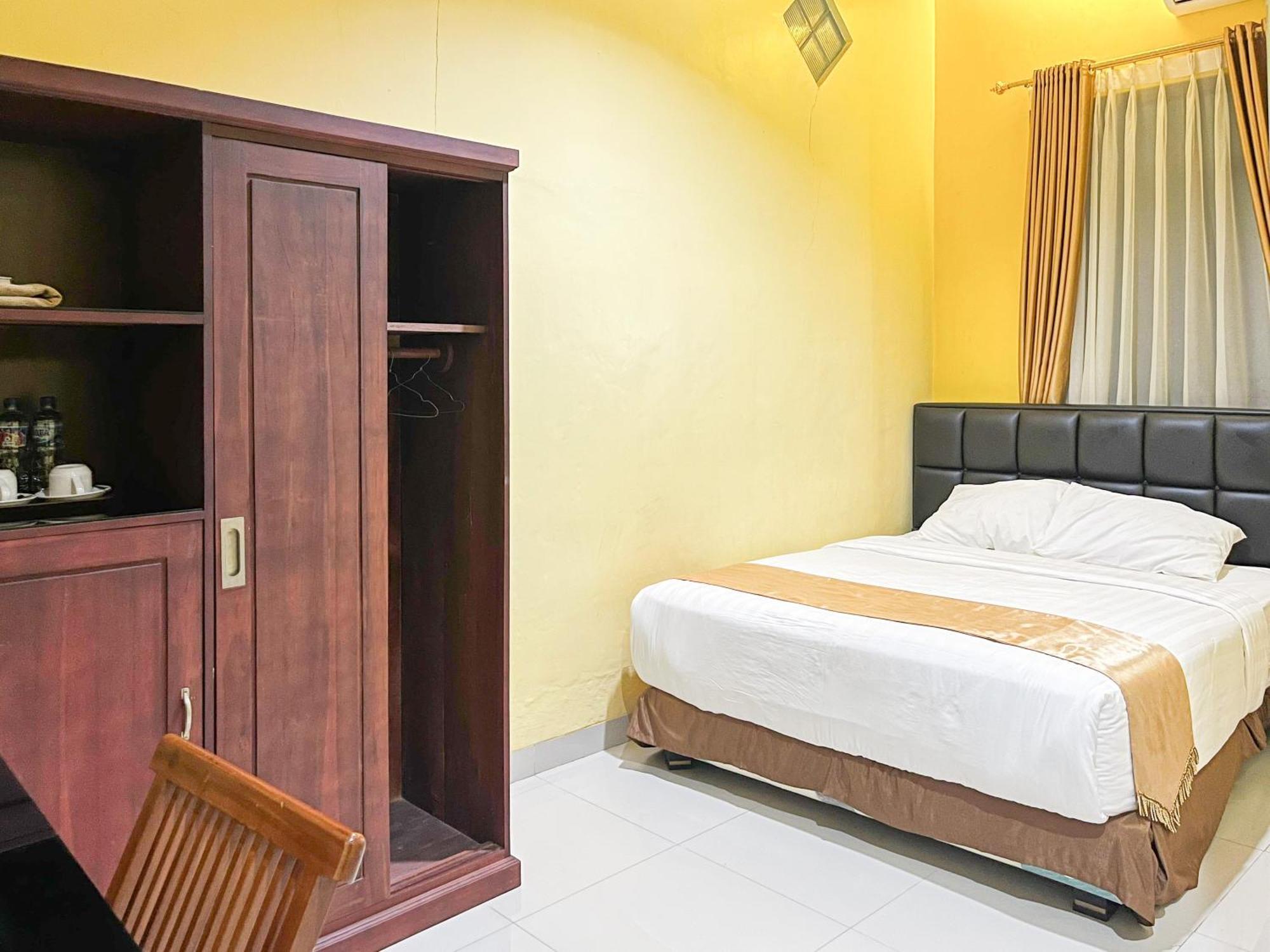 Kartika Hotel Syariah Pacitan Mitra Reddoorz ภายนอก รูปภาพ