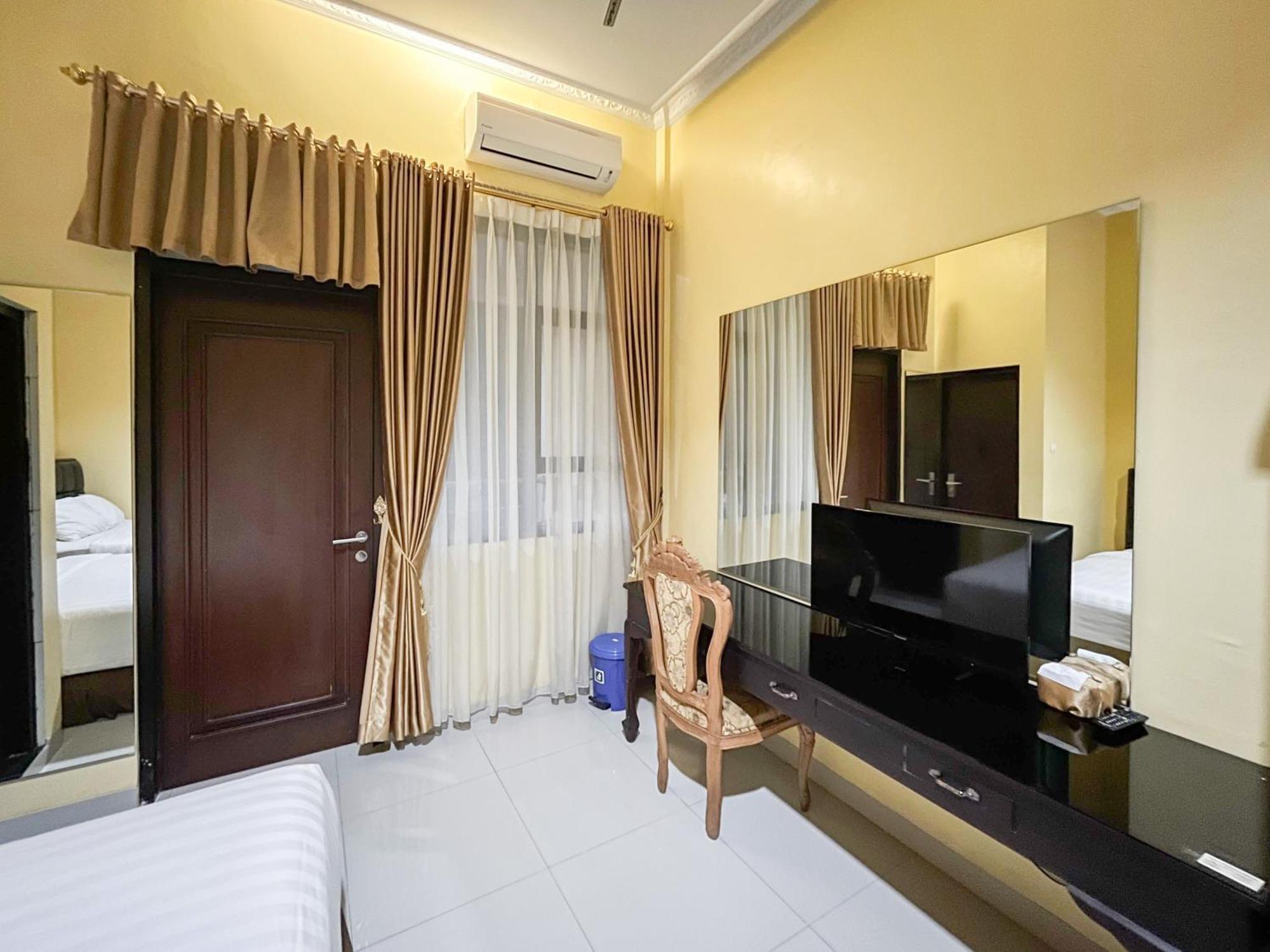 Kartika Hotel Syariah Pacitan Mitra Reddoorz ภายนอก รูปภาพ