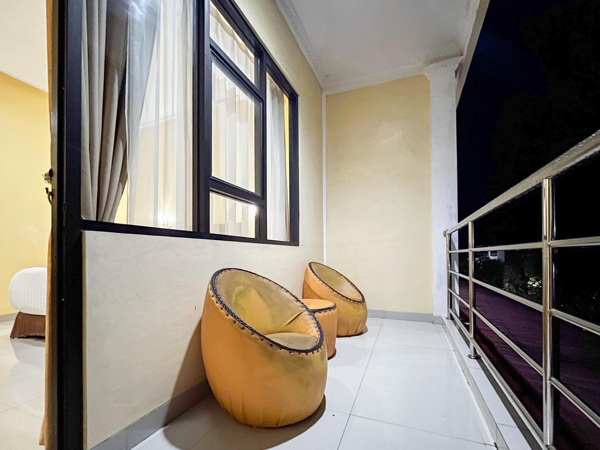 Kartika Hotel Syariah Pacitan Mitra Reddoorz ภายนอก รูปภาพ