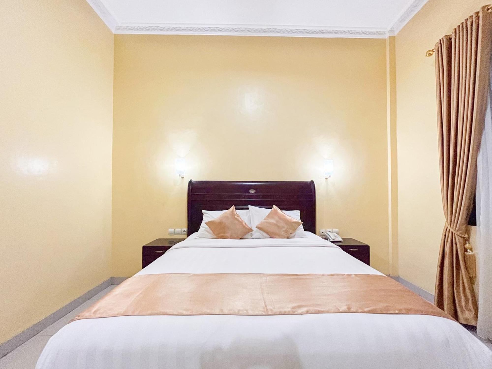 Kartika Hotel Syariah Pacitan Mitra Reddoorz ภายนอก รูปภาพ