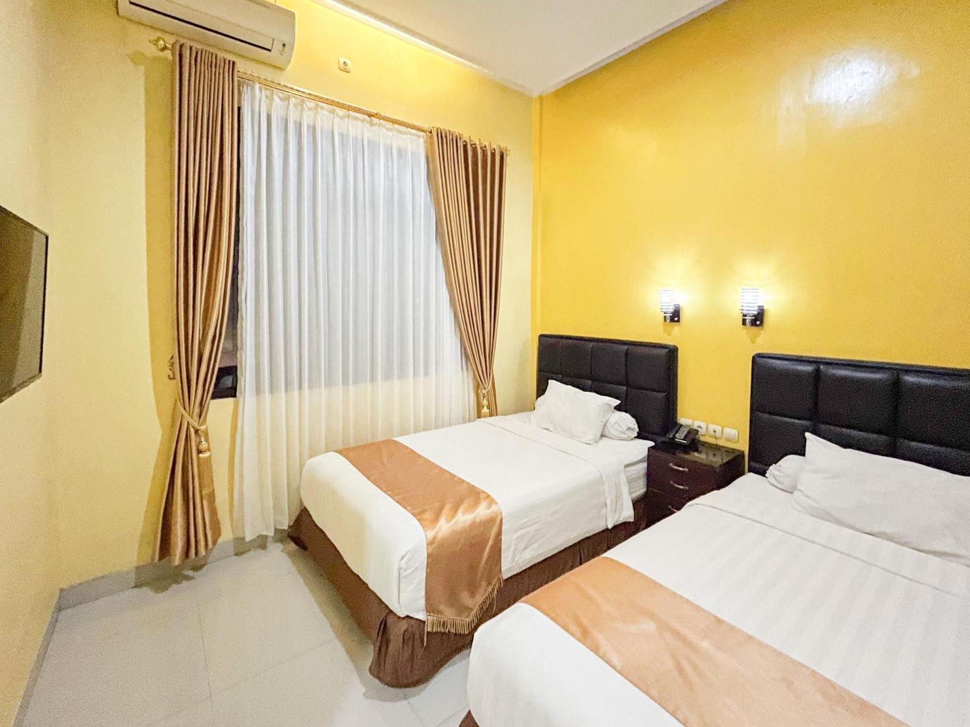 Kartika Hotel Syariah Pacitan Mitra Reddoorz ภายนอก รูปภาพ