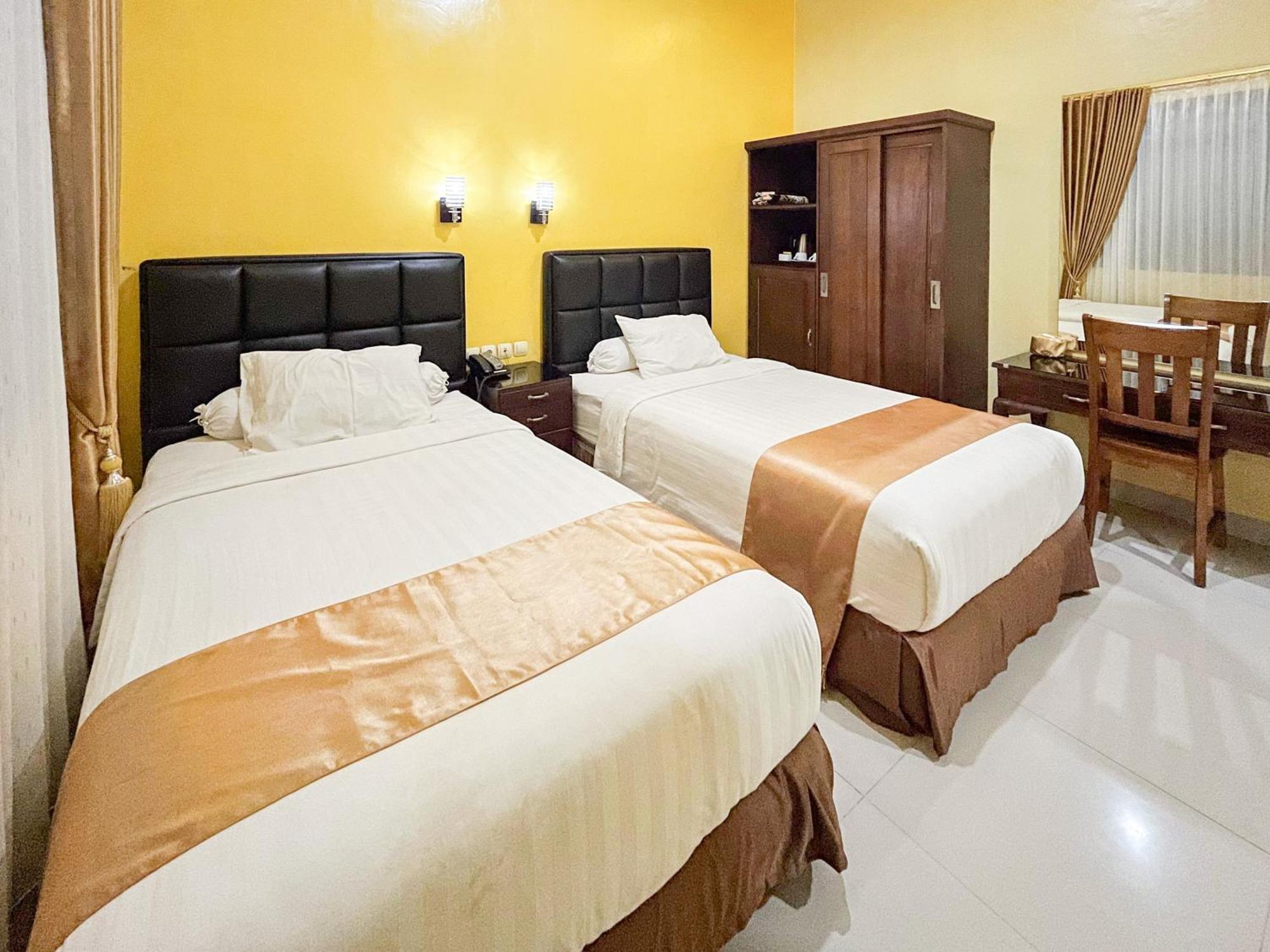 Kartika Hotel Syariah Pacitan Mitra Reddoorz ภายนอก รูปภาพ
