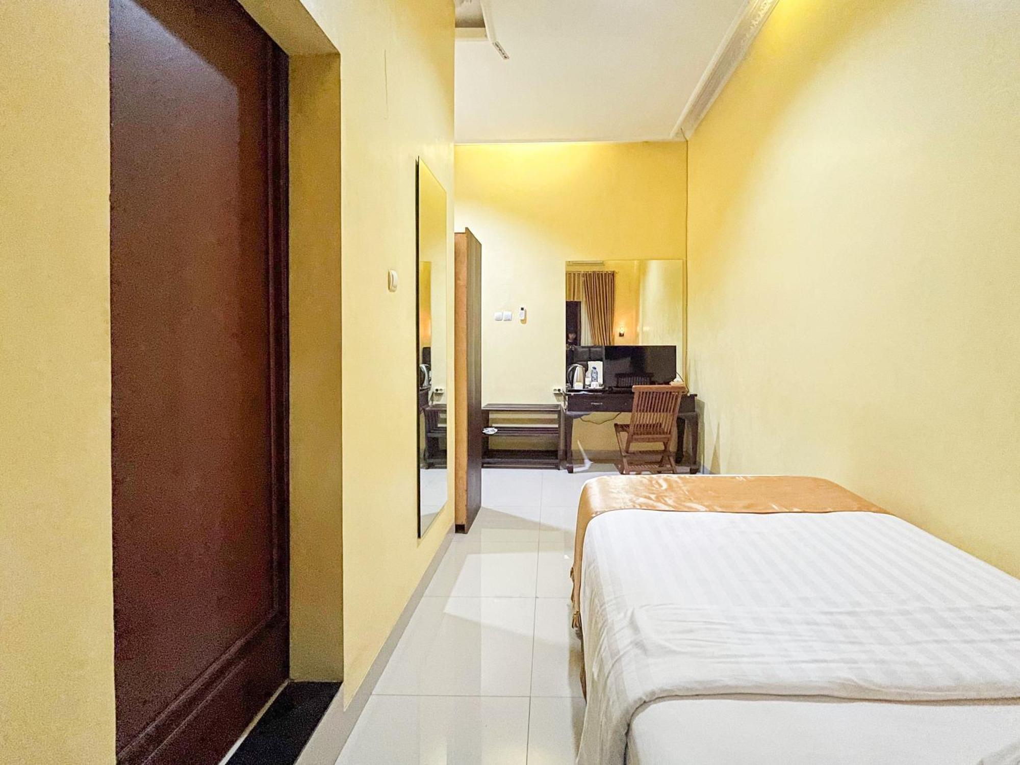 Kartika Hotel Syariah Pacitan Mitra Reddoorz ภายนอก รูปภาพ