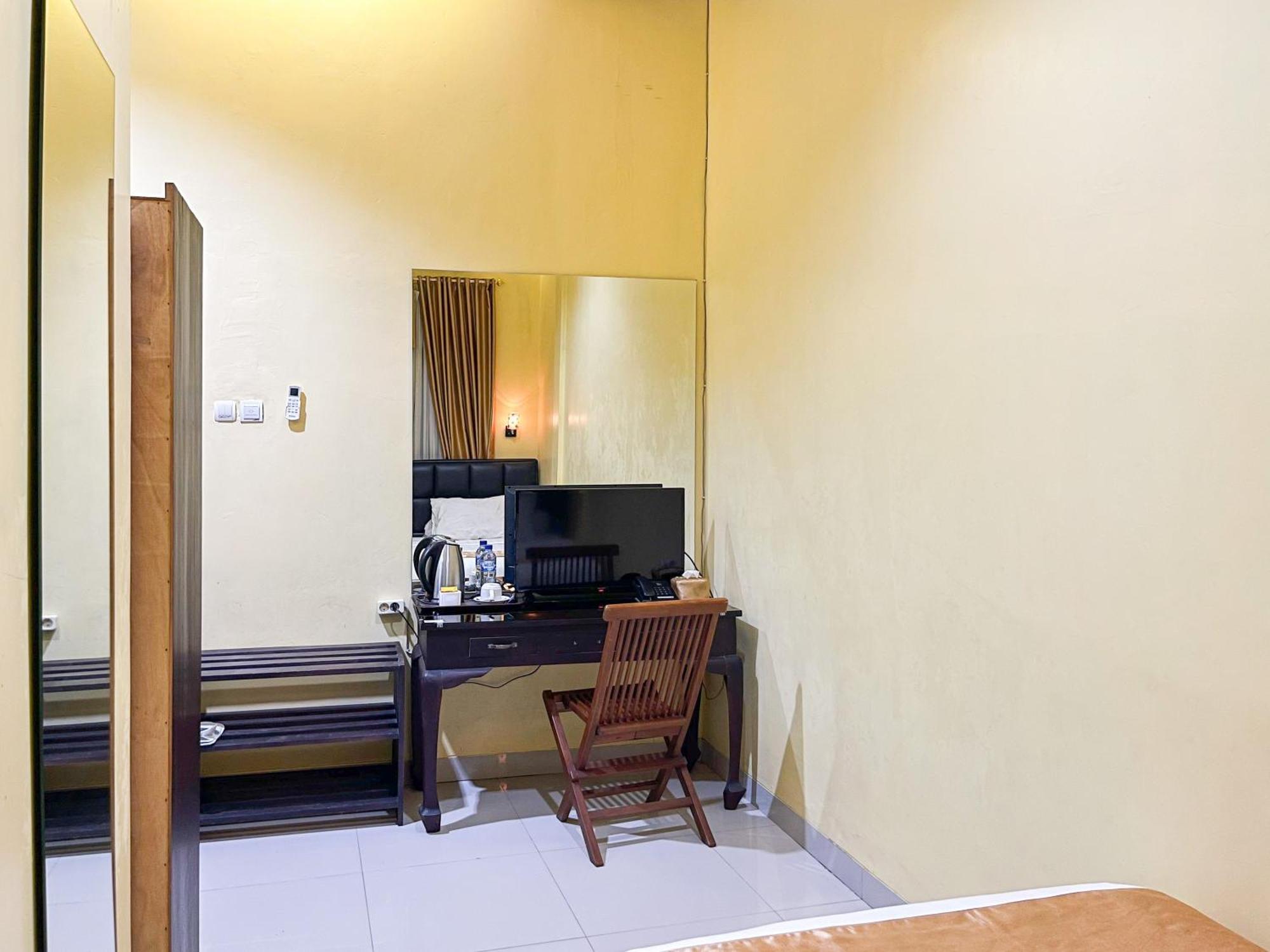 Kartika Hotel Syariah Pacitan Mitra Reddoorz ภายนอก รูปภาพ
