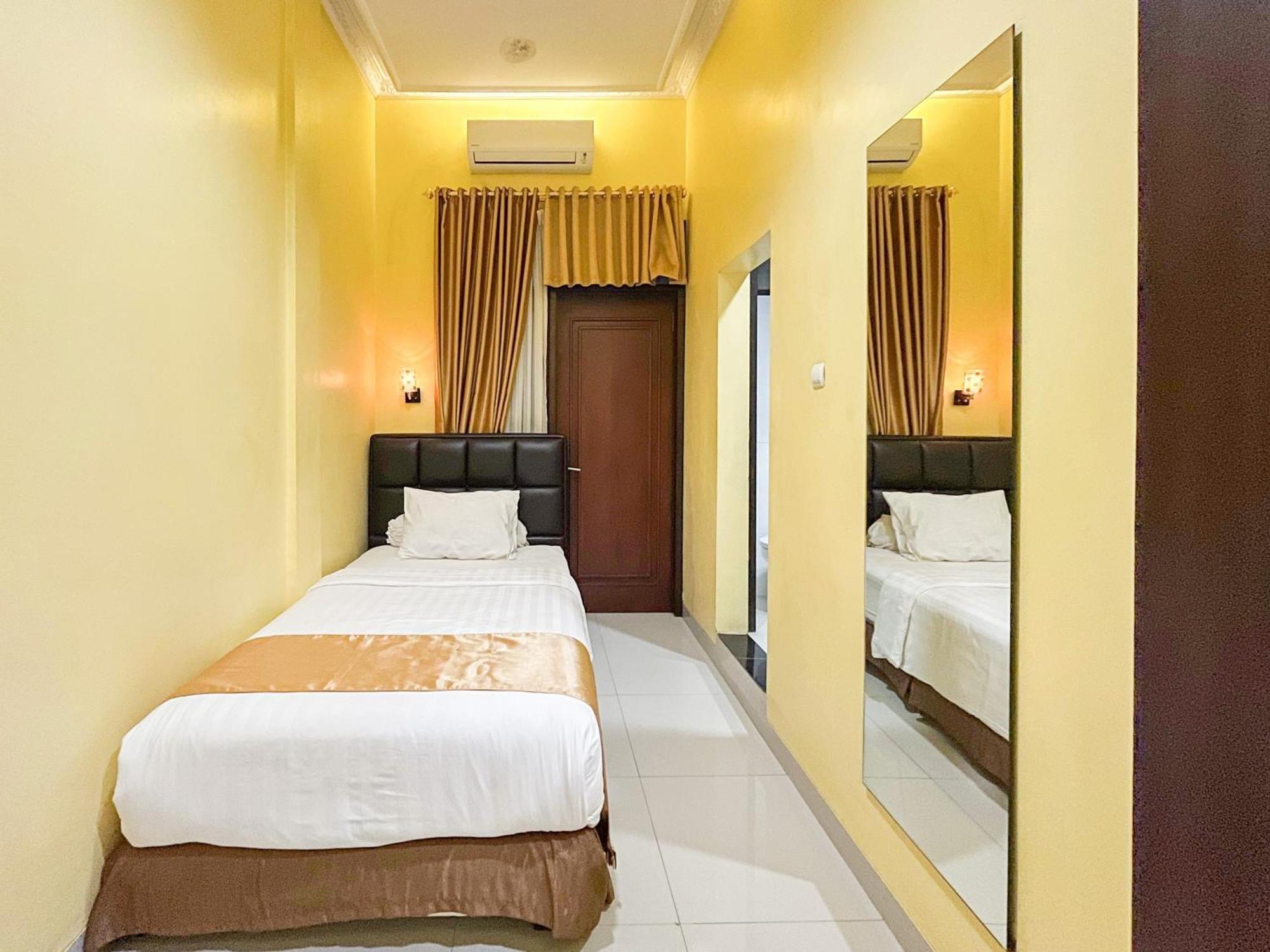 Kartika Hotel Syariah Pacitan Mitra Reddoorz ภายนอก รูปภาพ