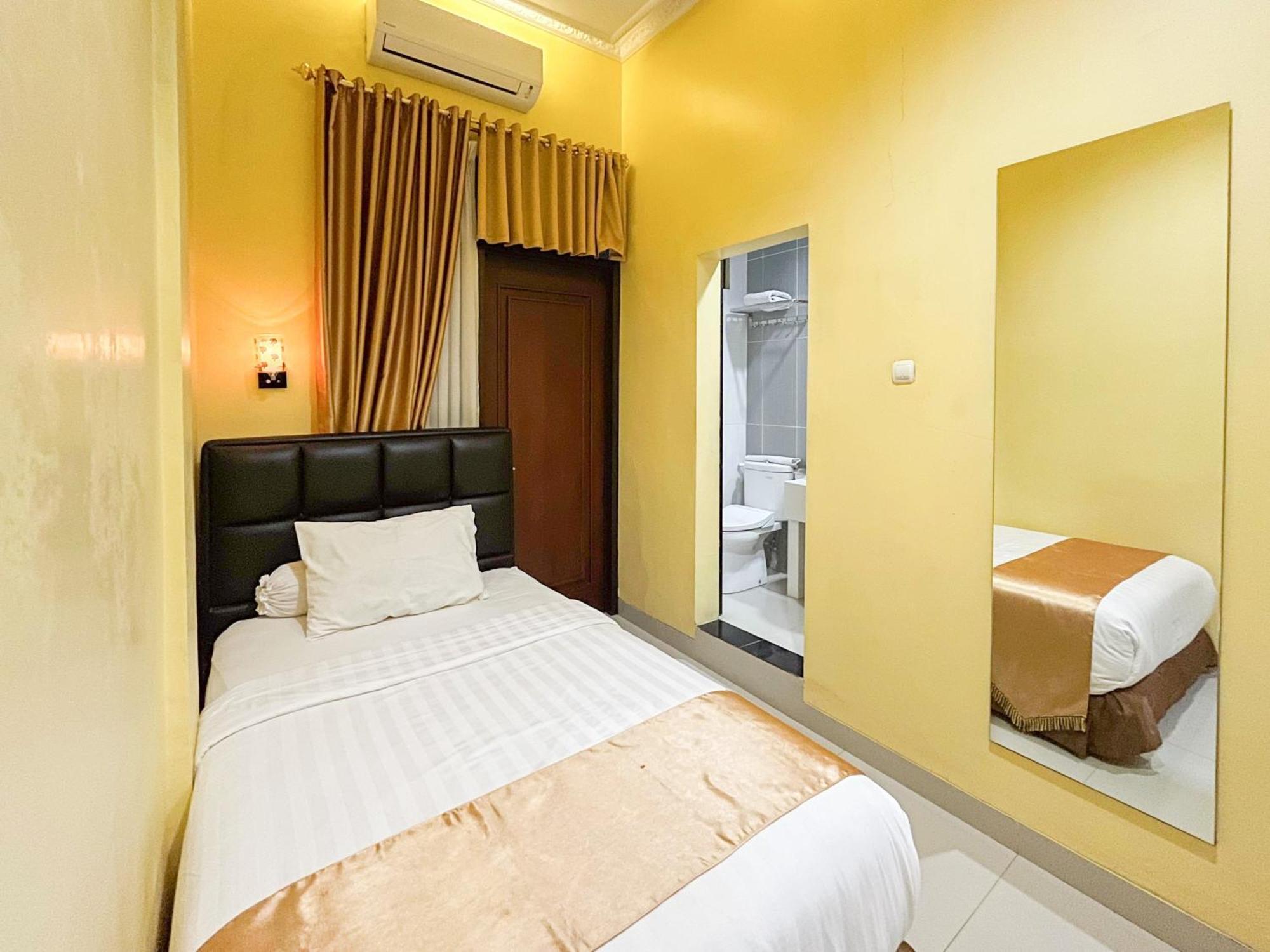 Kartika Hotel Syariah Pacitan Mitra Reddoorz ภายนอก รูปภาพ