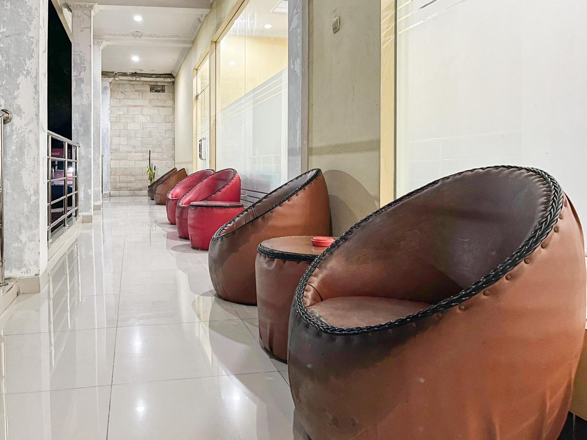 Kartika Hotel Syariah Pacitan Mitra Reddoorz ภายนอก รูปภาพ