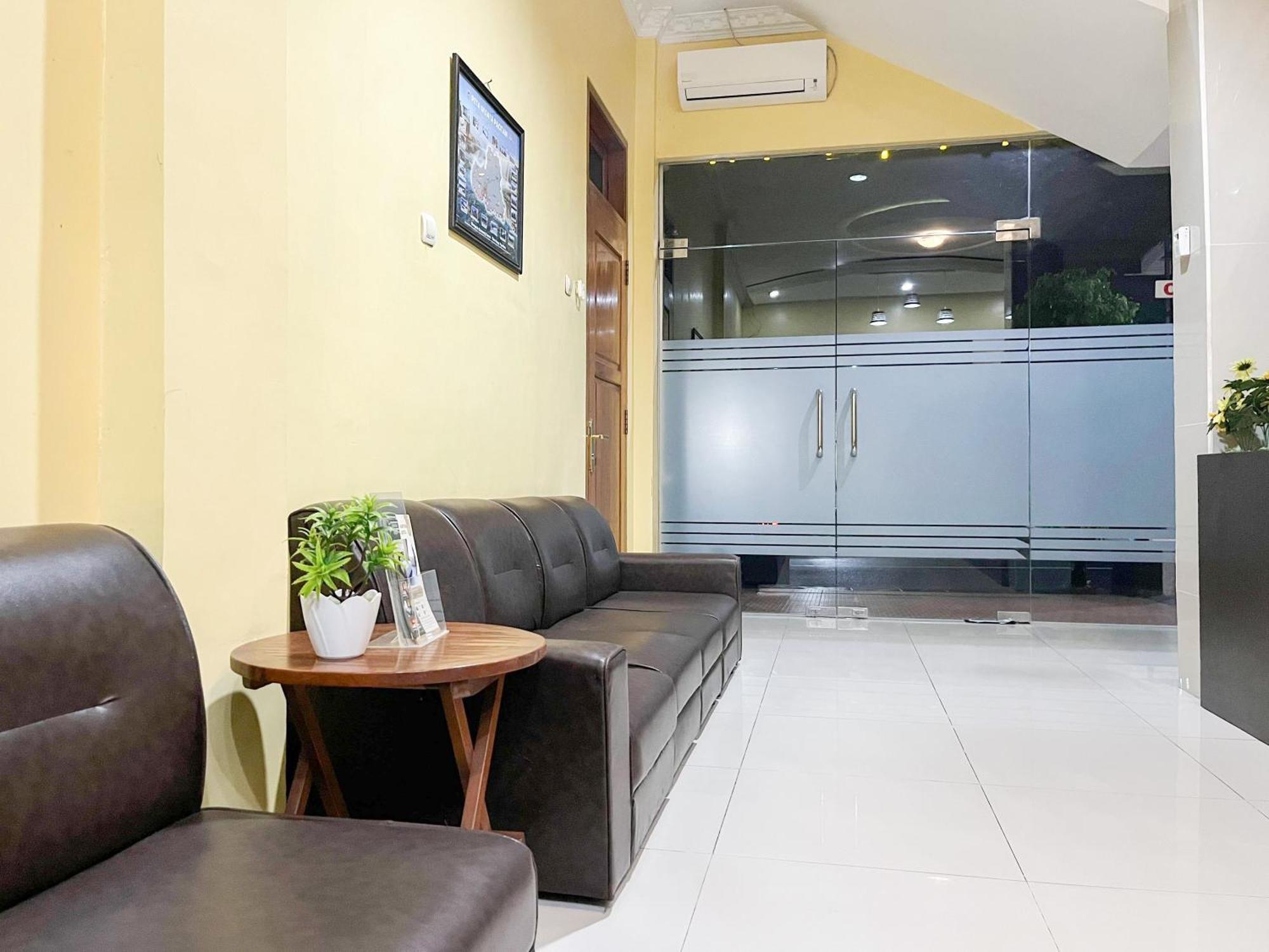 Kartika Hotel Syariah Pacitan Mitra Reddoorz ภายนอก รูปภาพ