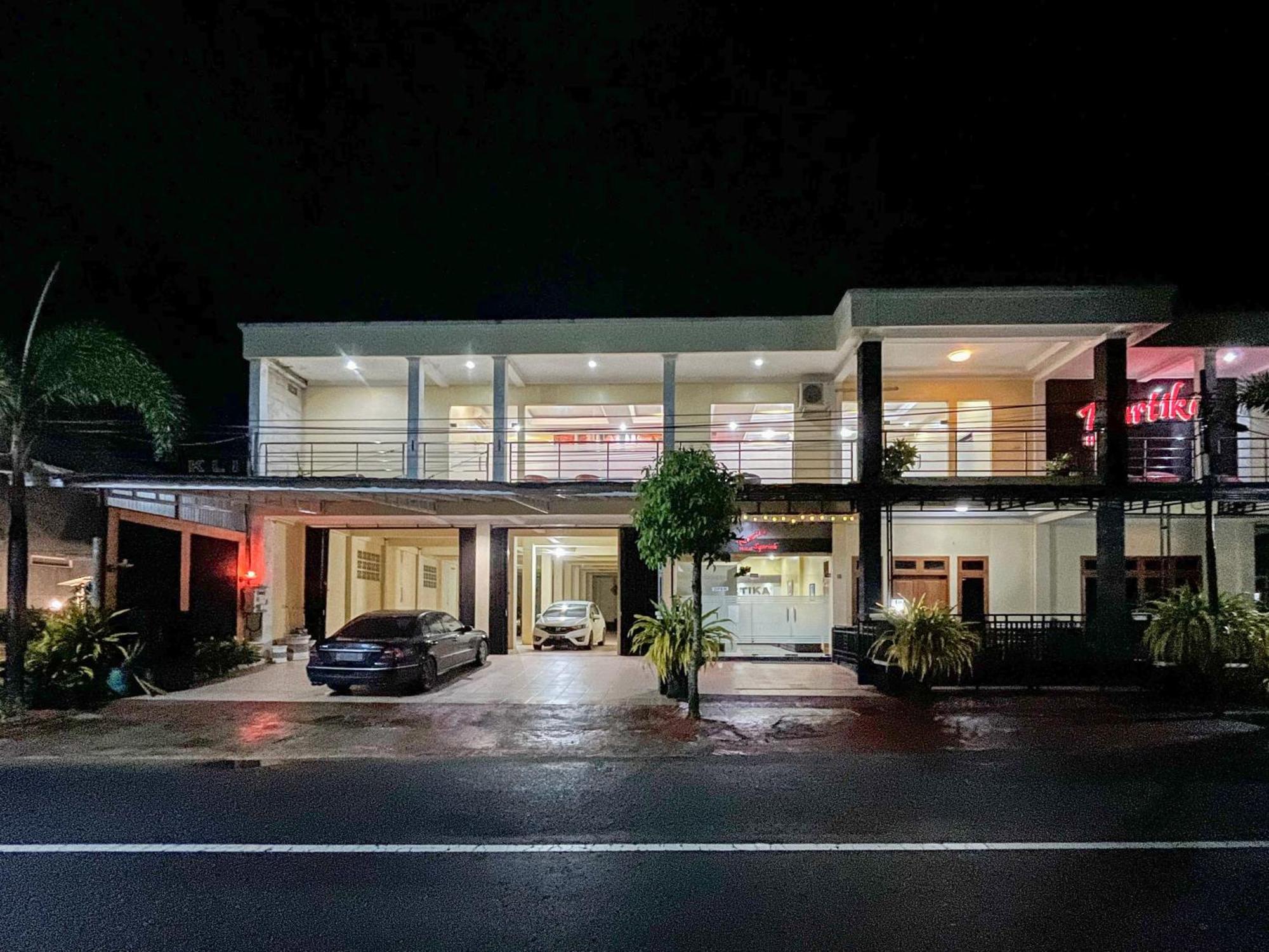 Kartika Hotel Syariah Pacitan Mitra Reddoorz ภายนอก รูปภาพ